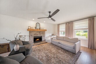 403 Pembroke Dr in Saline, MI - Building Photo - Building Photo