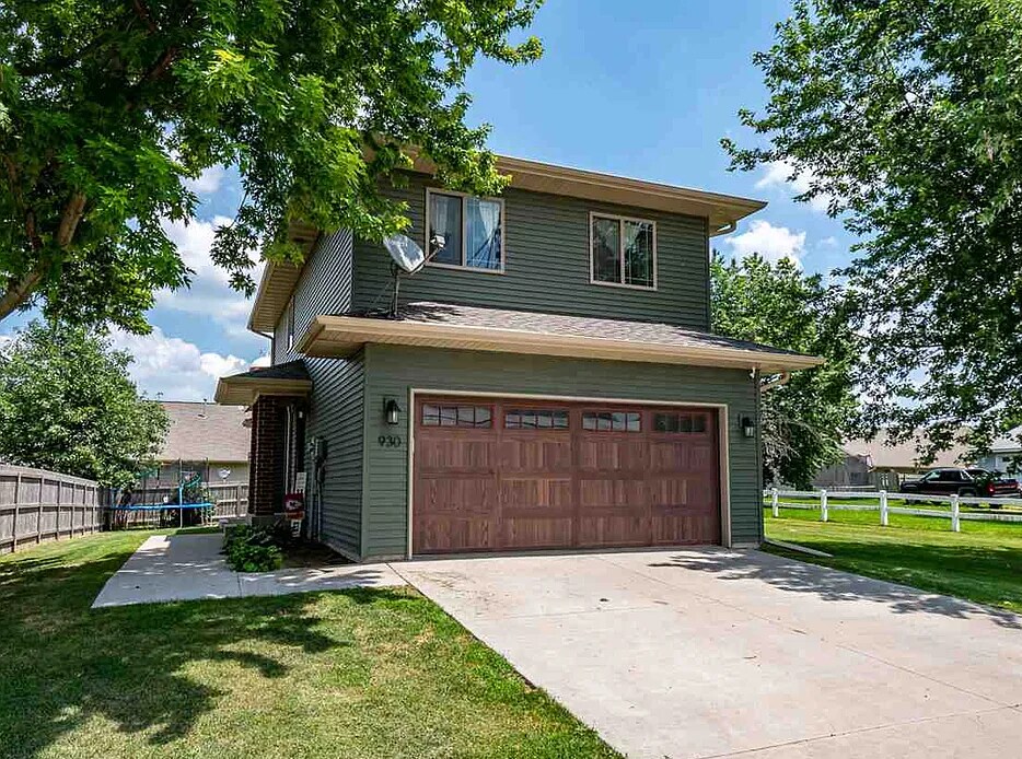 930 Stinocher St in Solon, IA - Foto de edificio