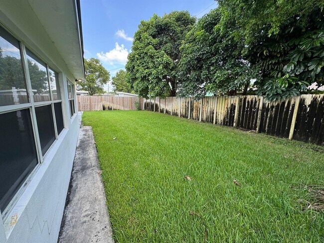 7571 Eaton St in Hollywood, FL - Building Photo - Building Photo