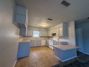 7825 Memphis Ave in Lubbock, TX - Foto de edificio - Building Photo