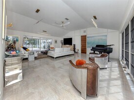 396 Bayshore Dr in Venice, FL - Building Photo