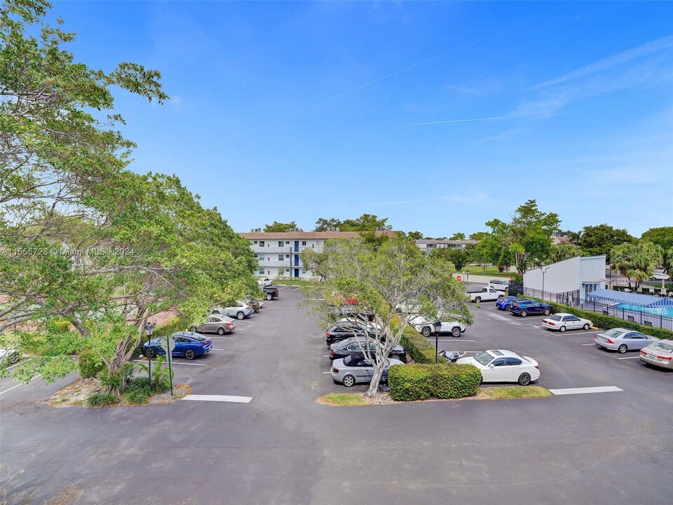 8300 Sands Point Blvd, Unit K308 in Tamarac, FL - Building Photo