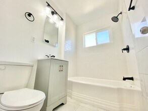 917 N Hudson Ave, Unit 7 in Los Angeles, CA - Building Photo - Building Photo