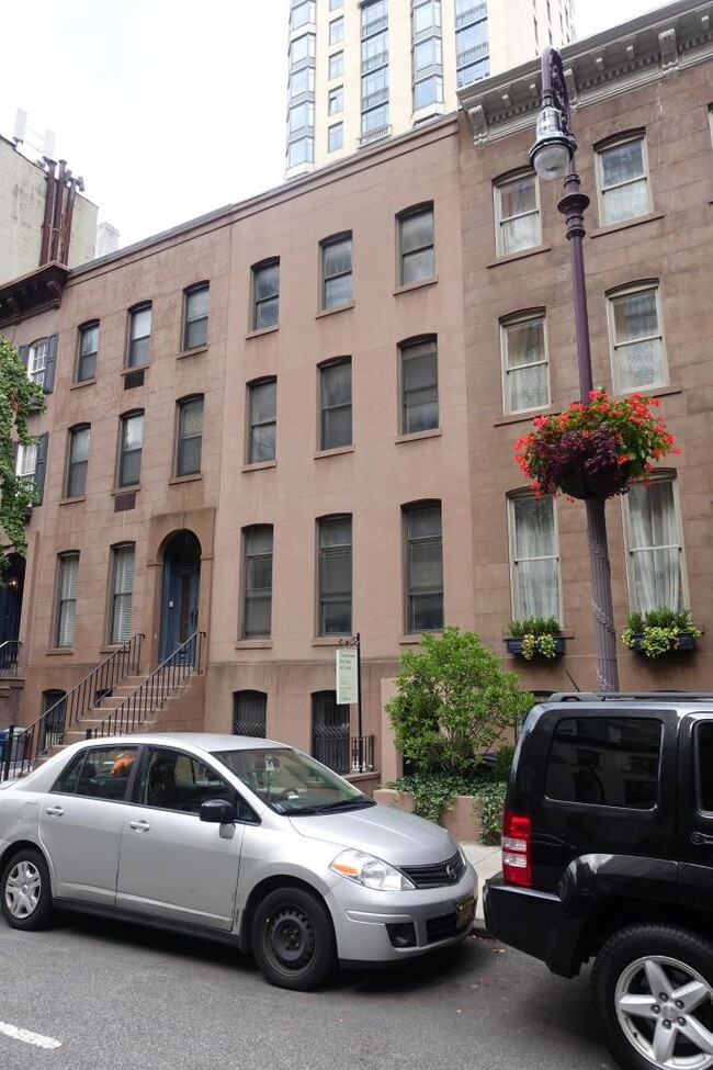 409 E 50th St in New York, NY - Building Photo - Building Photo