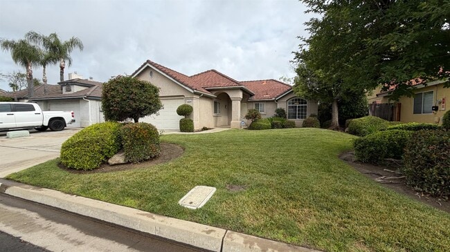 2274 E Skyview Ave in Fresno, CA - Building Photo - Building Photo