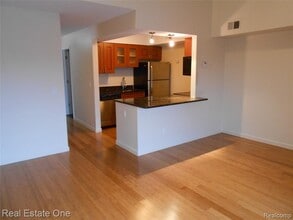 2830 Davison Ave in Auburn Hills, MI - Building Photo - Building Photo