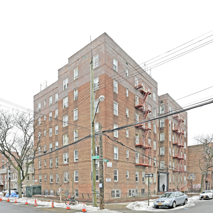 4190 Frame Pl in Flushing, NY - Foto de edificio