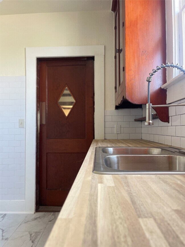 1402 Winnie St in Galveston, TX - Building Photo - Building Photo