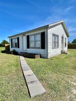 310 E Texas St in Brazoria, TX - Building Photo