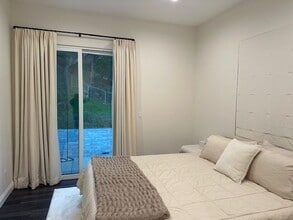 15752 Royal Ridge Rd in Sherman Oaks, CA - Foto de edificio - Building Photo