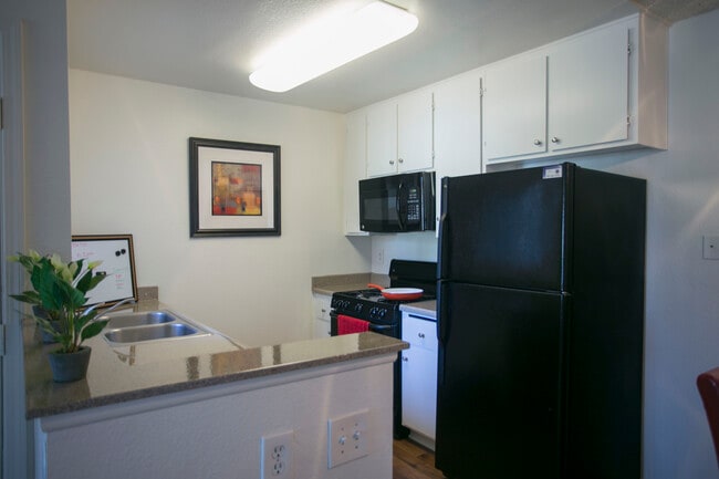 Monarch Terrace Apartments in Moreno Valley, CA - Foto de edificio - Building Photo