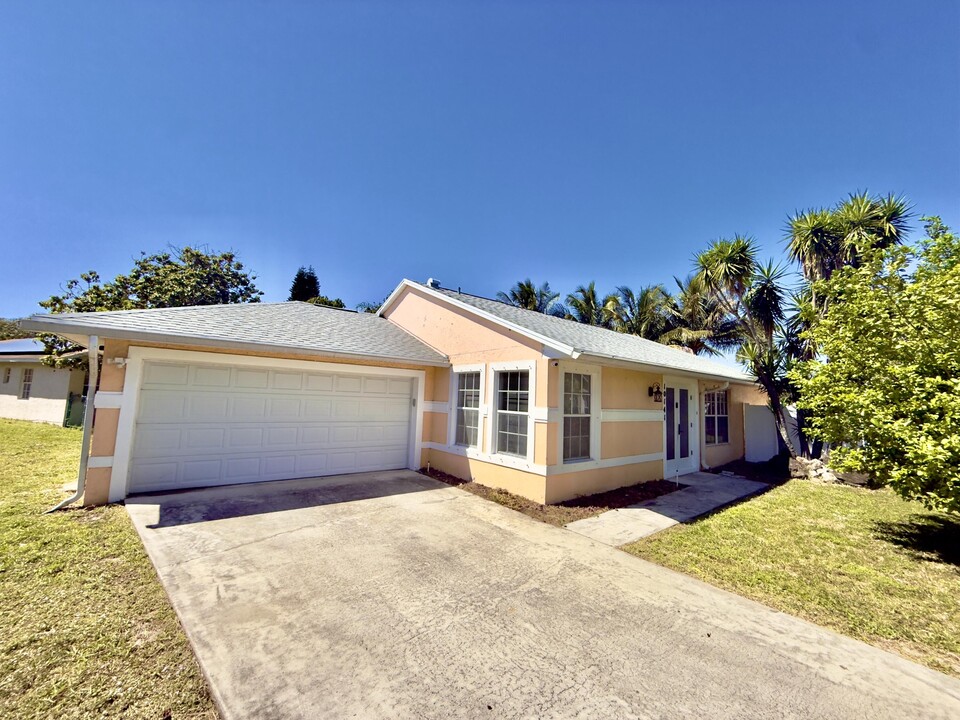 10141 Boynton Pl Cir in Boynton Beach, FL - Building Photo