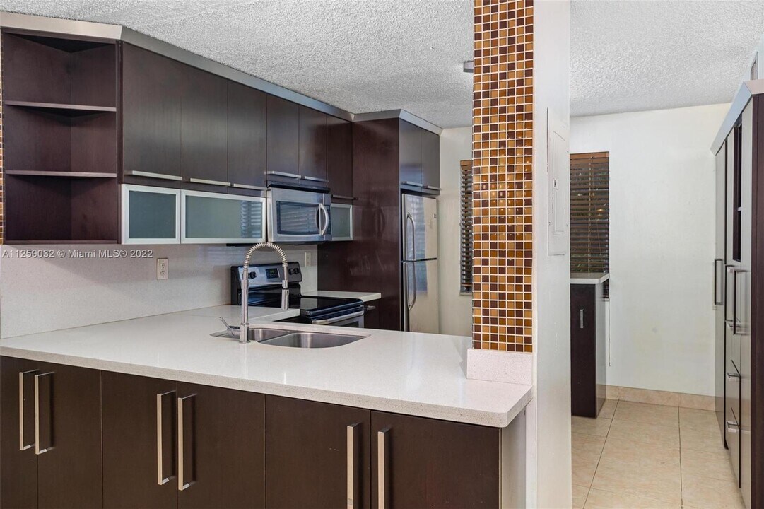 3553 Magellan Cir-Unit -311 in Aventura, FL - Building Photo