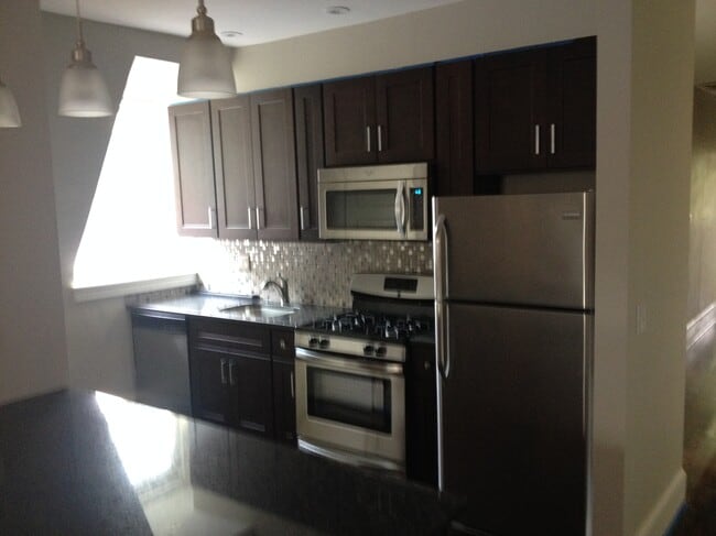 7042 Chew Ave, Unit 3rd Floor in Philadelphia, PA - Foto de edificio - Building Photo