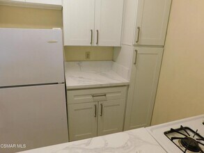 6213 Whitsett Ave in Los Angeles, CA - Building Photo - Building Photo