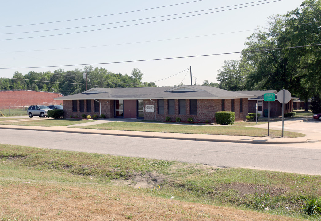 501 Mcdaniels St in Fairmont, NC - Foto de edificio