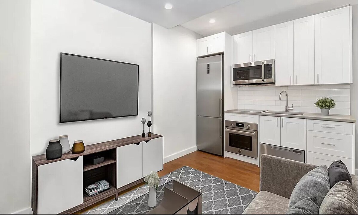 130 1st Ave., Unit 4R in New York, NY - Building Photo