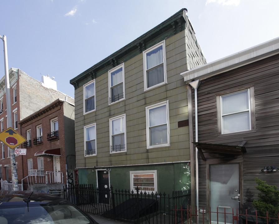 155 Berry St in Brooklyn, NY - Building Photo