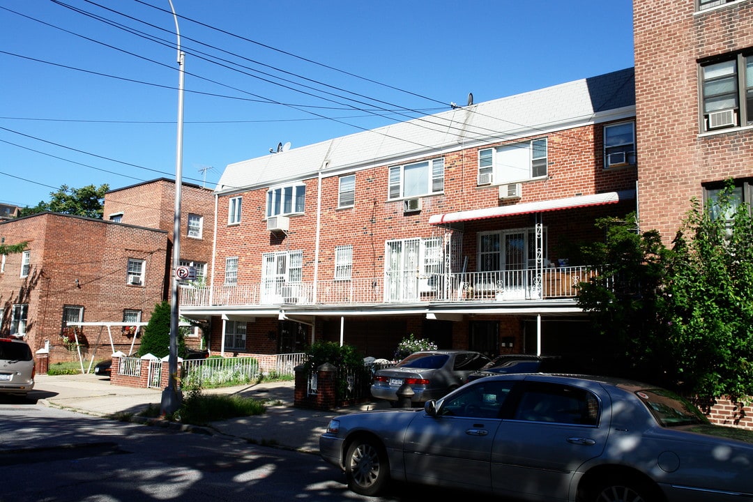 14723-14727 Roosevelt Ave in Flushing, NY - Foto de edificio