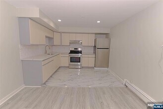 380 Undercliff Ave in Edgewater, NJ - Building Photo - Building Photo