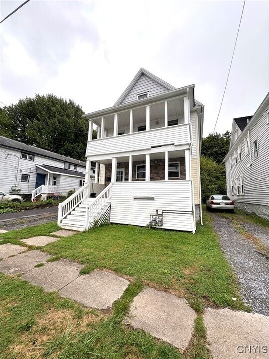 126 Cottage St in Auburn, NY - Building Photo