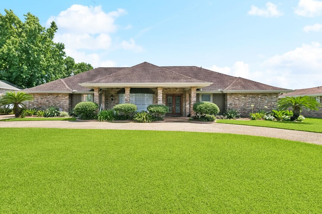 2544 Cedarlawn Dr in Marrero, LA - Building Photo