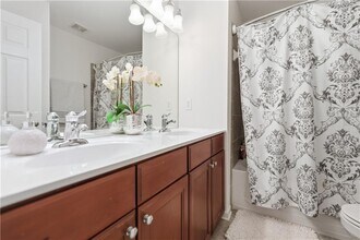 4953 Colchester Ct in Atlanta, GA - Foto de edificio - Building Photo