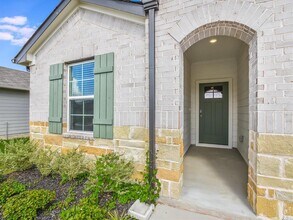 1305 Camden Ln in Lockhart, TX - Foto de edificio - Building Photo