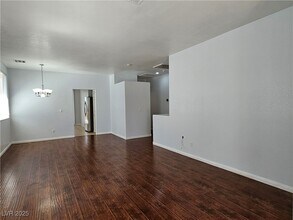 8836 Kingswood Dr in Las Vegas, NV - Building Photo - Building Photo