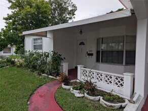 4550 NW 43rd St in Lauderdale Lakes, FL - Building Photo - Building Photo