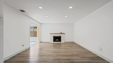 1695 Kenora Dr in Escondido, CA - Foto de edificio - Building Photo