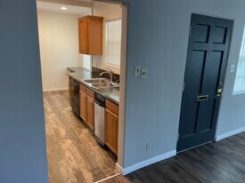 5140 Newcastle Ave in Encino, CA - Building Photo