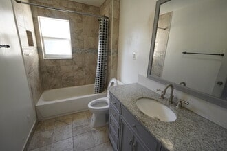 1245 19th Ave N in Lake Worth Beach, FL - Foto de edificio - Building Photo