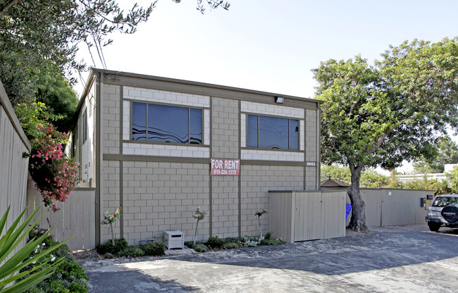 8665 Midland St in La Mesa, CA - Foto de edificio - Building Photo