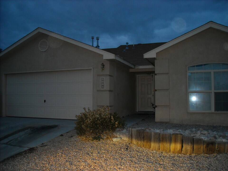 6305 Sunny Day Pl NW in Albuquerque, NM - Building Photo