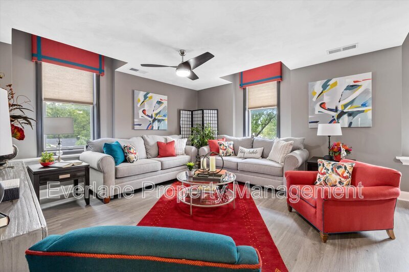 65 E Cedar St in Zionsville, IN - Foto de edificio