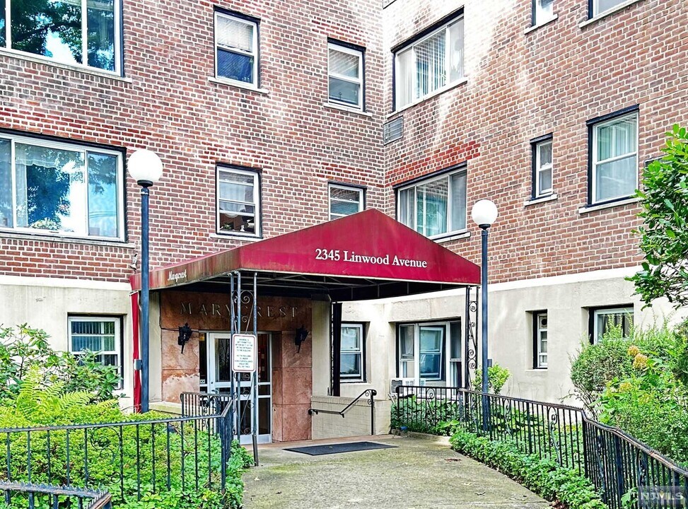 2345 Linwood Ave in Fort Lee, NJ - Foto de edificio