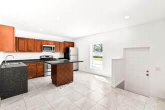 137 Hawthorne Dr in Lake Park, FL - Building Photo - Building Photo