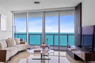 17001 Collins Ave in Sunny Isles Beach, FL - Foto de edificio - Building Photo