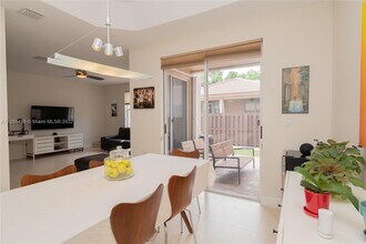 11201 NW 73rd St-Unit -11201 in Doral, FL - Building Photo - Building Photo