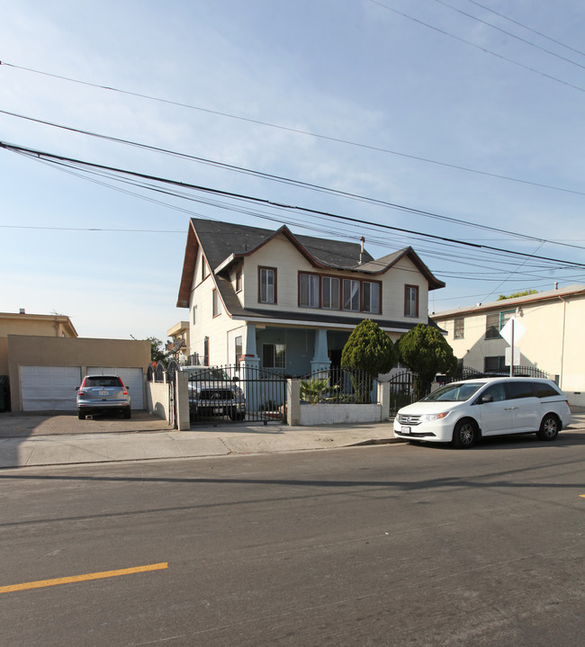 1225 N Serran Ave in Los Angeles, CA - Building Photo - Building Photo