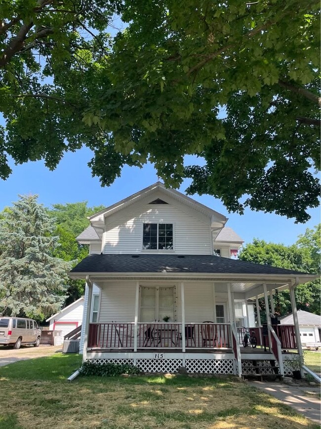 115 S Wisconsin St, Unit Upper Level in Elkhorn, WI - Building Photo - Building Photo