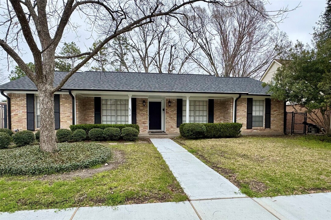 8218 Edgemoor Dr in Houston, TX - Building Photo