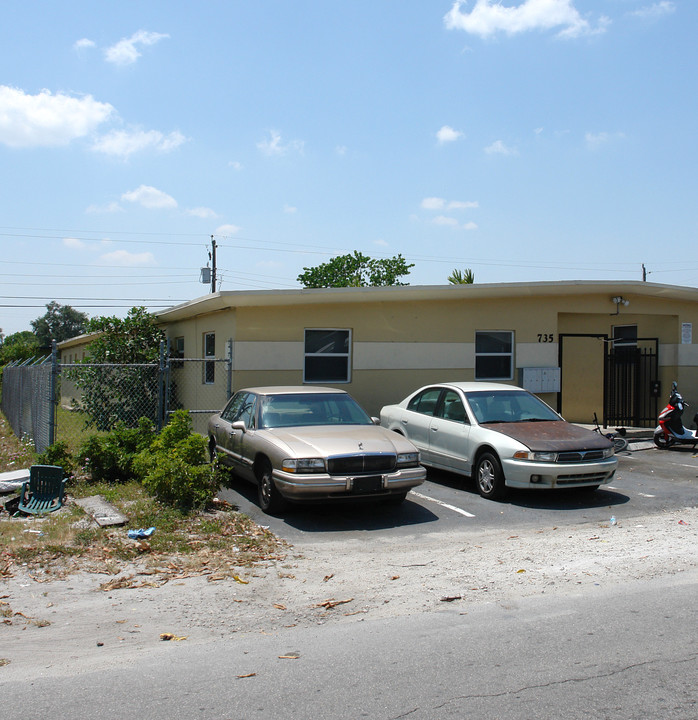 735 NW 10th Ter in Fort Lauderdale, FL - Building Photo