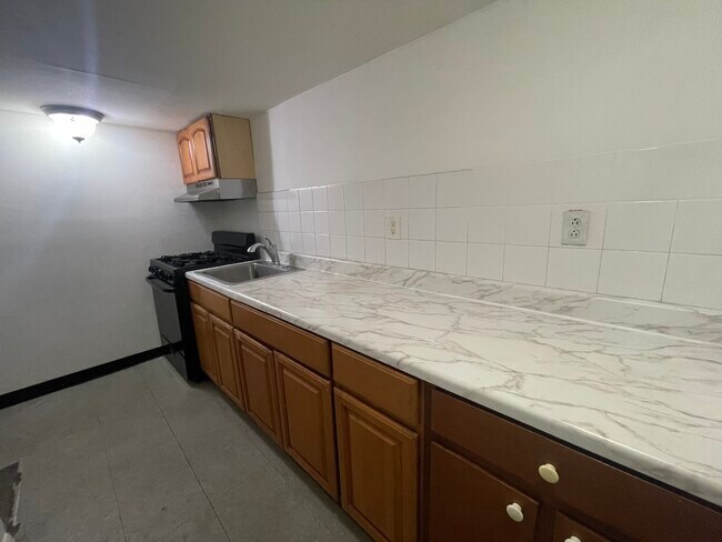 4706 104th St in Corona, NY - Foto de edificio - Building Photo