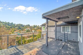 2414 N Alvarado St, Unit B in Los Angeles, CA - Building Photo - Building Photo