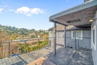 2414 N Alvarado St, Unit b in Los Angeles, CA - Building Photo - Building Photo