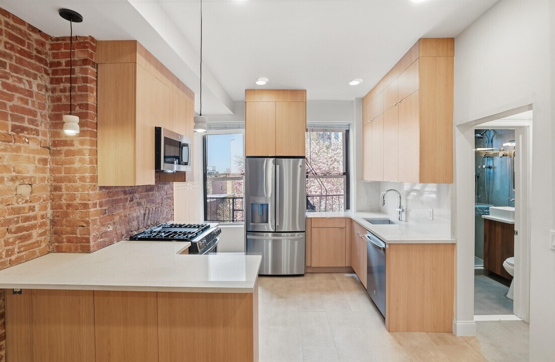 233 1/2 Summit Ave in Jersey City, NJ - Building Photo