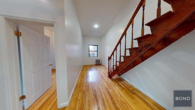 29 St Marks Pl in New York, NY - Building Photo - Building Photo