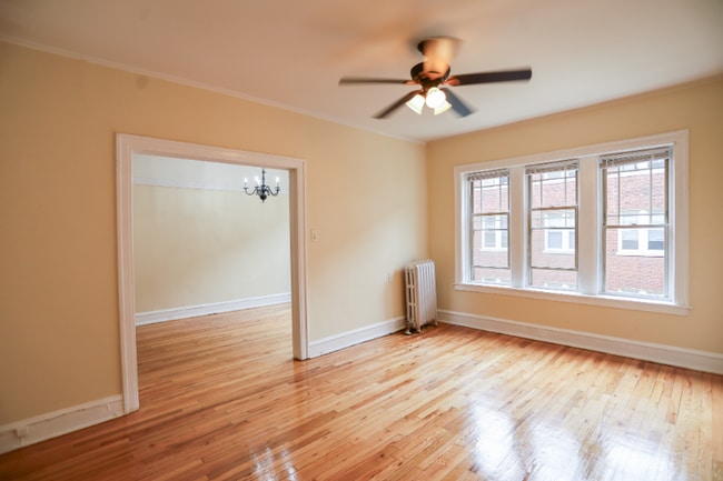 1329 W Touhy Ave in Chicago, IL - Building Photo - Building Photo